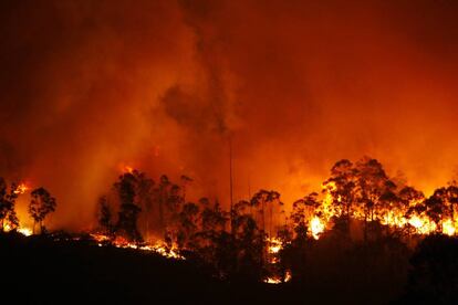 Durante la noche del sábado se produjeron escenas dramáticas debido a la virulencia del fuego que obligó a desalojar a unos 200 vecinos de varias aldeas de la zona