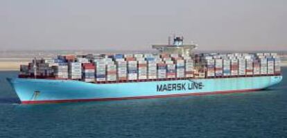 Foto de archivo tomada el 29 de abril de 2013 del buque de carga Ebba Maersk de la naviera A.P. M?ller-M?rsk antes de entrar en la nueva terminal de cargeros de Busan (Corea del Sur).