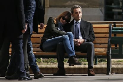 Carla Bruni y Nicolas Sarkozy en las calles de Par&iacute;s el pasado mes de marzo. 