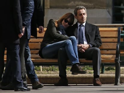 Carla Bruni y Nicolas Sarkozy en las calles de Par&iacute;s el pasado mes de marzo. 