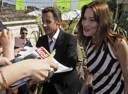Nicolas Sarkozy y su esposa, Carla Bruni, estuvieron el lunes en la localidad de Cavalière para presenciar la primera edición de la regata Virginio Bruni-Tedeschi, en memoria del fallecido hermano de la primera dama. El dinero obtenido en esta prueba será destinado a la lucha contra la malaria. La presencia de Bruni desató el fervor entre los más jóvenes, que le reclamaron besos y autógrafos.