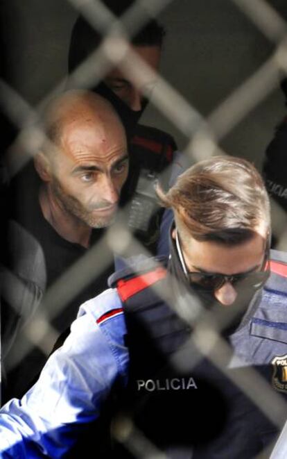 Tomás Pardo, detenido por violar e intentar asesina a una mujer, camino de la cárcel Modelo tras ordenar el juez su ingreso en prisión, en Rubí (Barcelona).