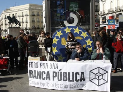 Los dos ponentes explican en la Puerta del Sol las ventajas de una banca p&uacute;blica.