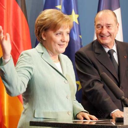 La canciller alemana, Angela Merkel, y el presidente francés, Jacques Chirac, ayer en Berlín.