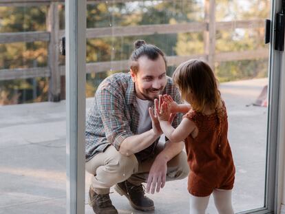 Un padre saluda cariñosamente a su hija.