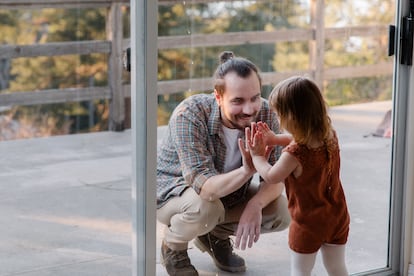 Un padre saluda cariñosamente a su hija.