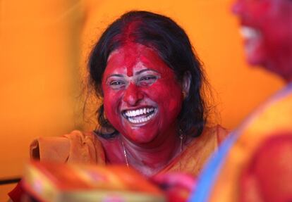 Una mujer hindú con el rostro pintado con 'sindur', o polvo bermellón, durante el festival Durga Puja en la ciudad india de Chandigarh. Se trata del mayor evento religioso para los hindúes bengalíes quienes creen que la diosa Durga simboliza el triunfo del bien sobre el mal.