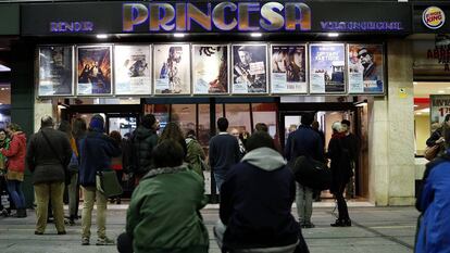 Entrada a un cine de Madrid en toño de 2016.