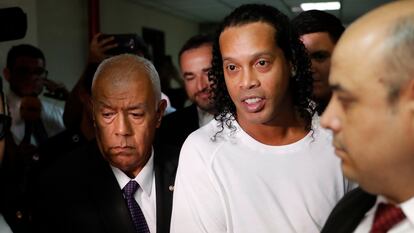 El futbolista Ronaldinho tras ser detenido por la policía paraguaya.