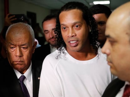 El futbolista Ronaldinho tras ser detenido por la policía paraguaya.