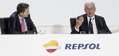 El presidente de Repsol, Antonio Brufau (d) y el consejero delegado Josu Jon Imaz, durante la junta de accionistas de la compañía.