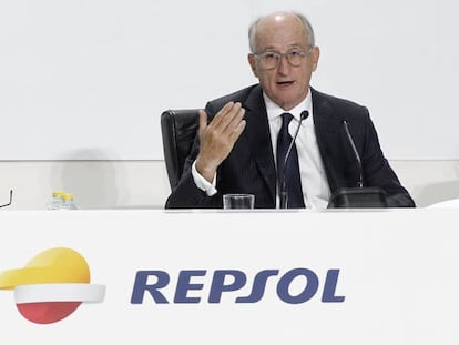 El presidente de Repsol, Antonio Brufau (d) y el consejero delegado Josu Jon Imaz, durante la junta de accionistas de la compañía.