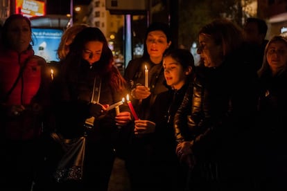 Un grupo de madres del barrio de Sanitá reza ante el hospital donde es operada la niña herida.