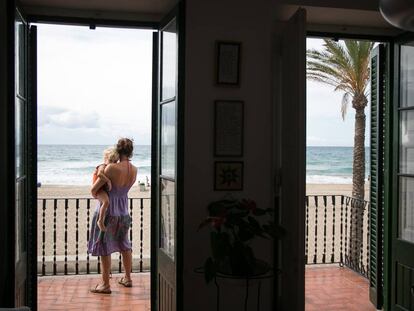 A Sant Salvador la arena "és fina, la onada rient la pren per joguina", escribió Apel·les Mestres.