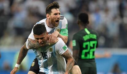 Messi comemora com Rojo o gol que salvou a Argentina.