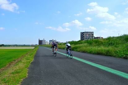 Carril bici junto al río Arakawa, en Tokio.