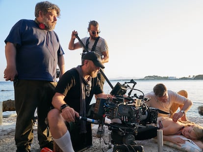 Ben Wheatley, a la izquierda, en el rodaje de 'Rebeca', con Armie Hammer y Lily James a la derecha en el suelo.