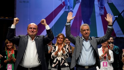 El lehendakari Iñigo Urkullu (derecha) y el presidente del PNV, Andoni Ortuzar, celebran los resultados electorales el 12 de julio de 2020 en Bilbao.