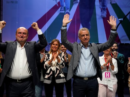 El lehendakari Iñigo Urkullu (derecha) y el presidente del PNV, Andoni Ortuzar, celebran los resultados electorales el 12 de julio de 2020 en Bilbao.