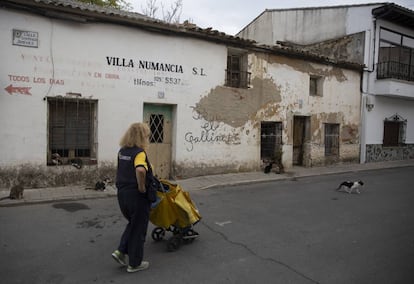 Una empleada de Correos camina por una calle de Numancia de la Sagra, antigua Aza?a (Toledo).