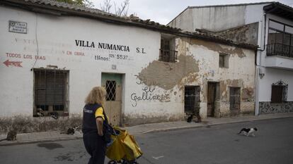 Una empleada de Correos camina por una calle de Numancia de la Sagra, antigua Azaña (Toledo).