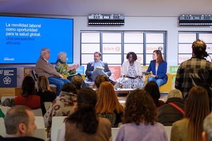 De izquierda a derecha: Paul Ortega, director de la Agencia Vasca de Cooperación al Desarrollo; Garbiñe Biurrun Mancisidor, Presidenta de ANSEVAD; Gonzalo Fajul, director del área de investigación de PorCausa; Fátima Djara de Almeida Sani, presidenta de la Asociación Dunia Musso y Maitena Salina, periodista y moderadora, en la sala BBK Kuna de Bilbao el 2 de diciembre.