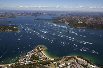 Vista area que muestra a los participantes tras darse la salida de la 69? edicin de la regata Rolex Sydney-Hobart en Sdney, Australia.