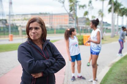 Fechado em janeiro de 2013, o estádio de atletismo Célio de Barros, localizado dentro do Estádio do Maracanã, deixou órfãos milhares de jovens que contavam com o local e seus projetos sociais para treinar. O estádio foi transformado em canteiro de obras para as reformas do Maracanã para a Copa do Mundo e, só após mobilização de atletas e apoiadores o governo estadual anunciou, em 2015, que o Célio de Barros será reconstruído pela Concessionária Maracanã S.A. As obras, porém, só devem começar depois das Olimpíadas. "Não vamos ter legado e o que a gente tinha foi destruído", diz Edneida Freire, 51, treinadora de atletismo. Hoje, com o fim do projeto social Rio 2016, por meio do qual Edneida dava aulas gratuitas a crianças e adolescentes, ela mantém seu compromisso por conta própria, fazendo os treinos em parques e praças públicas da cidade, sem ganhar nada por isso.