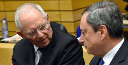 El ministro de Finanzas alemán, Wolfgang Schäuble, conversa en Bruselas con el presidente del BCE, Mario Draghi.