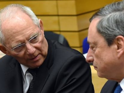 O ministro alemão das Finanças, Wolfgang Schäuble, conversa em Bruxelas com o presidente do BCE, Mario Draghi.