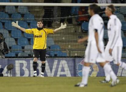 Casillas, el sábado en Getafe, levanta los brazos impotente ante Raúl y Guti.