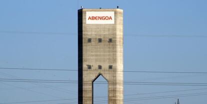 Torre de una planta solar de Abengoa.