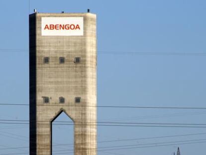 Torre de una planta solar de Abengoa.