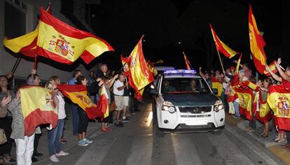 Ciutadans animen la Gu&agrave;rdia Civil.