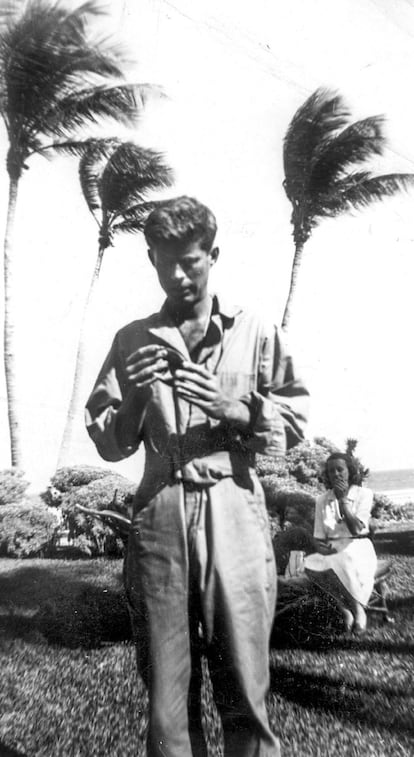 John F. Kennedy observa una cáscara de coco con la que se solían enviar mensajes de rescate durante la Segunda Guerra Mundial, en Palm Beach, Florida, (EE UU).