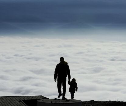 Un hombre junto a un niño camina hacia la cima de la montaña Vodno en Skopje, Macedonia, 9 de enero 2014.