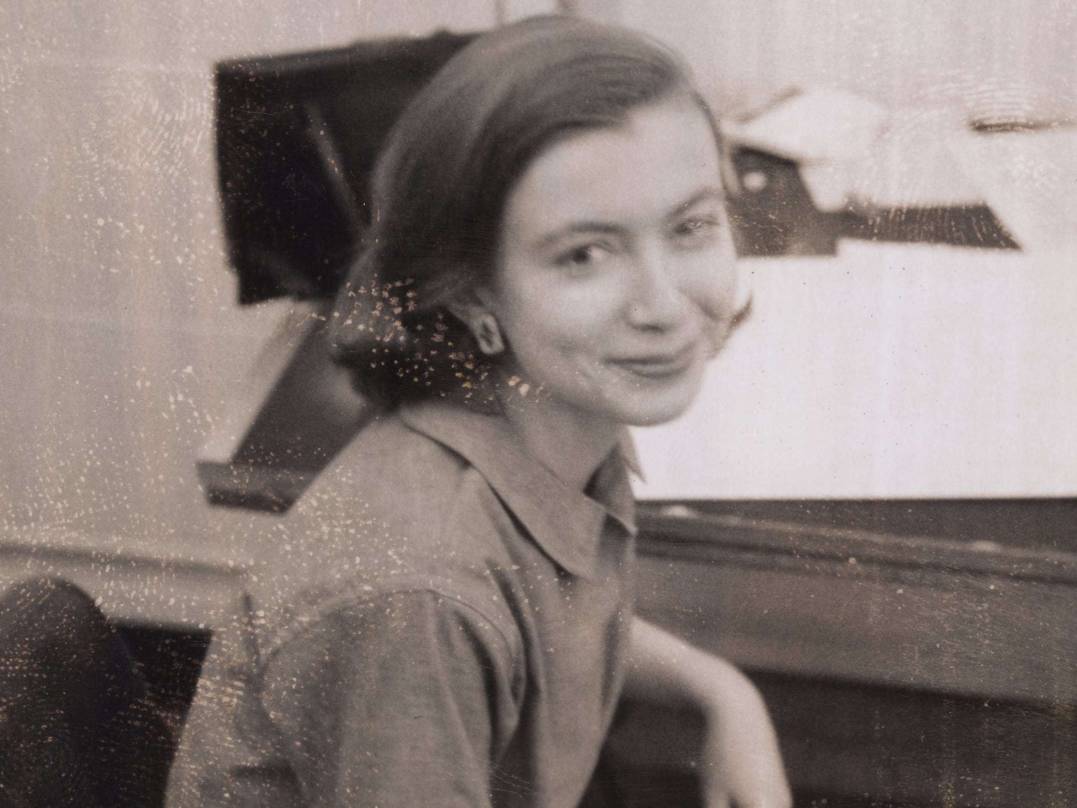 Joan Didion en 1958, en el departamento de arte de la revista 'Vogue', en la que empezó su carrera.