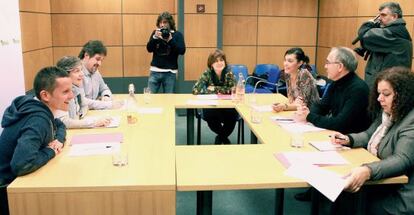 Las delegaciones de EH Bildu (a la izquierda) y de EB en Bilbao.