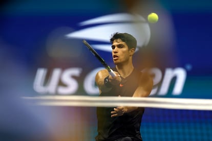 Carlos Alcaraz, durante el partido contra Li Tu en la Arthur Ashe.