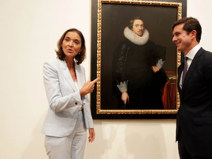 La ministra Reyes Maroto y Ramón de la Sota Chalbaud posan ante en el 'Retrato de joven caballero', de Cornelis van der Voort, este viernes en el Museo de Bellas Artes de Bilbao.