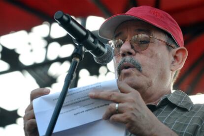 El cantautor cubano Silvio Rodríguez lee un texto frente a cientos de personas en La Habana, en un espectáculo organizado por el Gobierno de la isla.