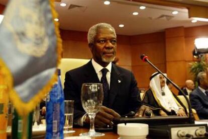 Kofi Annan se prepara para intervenir en la conferencia sobre Irak ayer en Sharm el Sheij (Egipto).