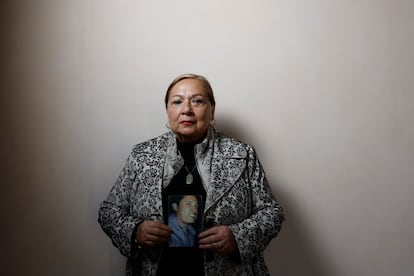 Guadalupe Aguilar, con una foto de su hijo, José Luis Arana, desaparecido desde enero de 2011.