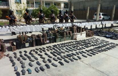 Soldados afganos custodian un arsenal en Kandahar.