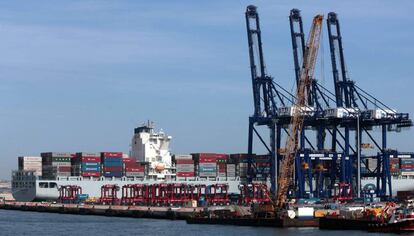 El buque de portacontenedores "Hanjin Casablanca", atracado en el puerto de Algeciras