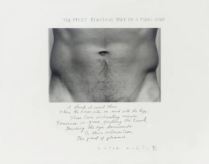 <strong>Mas o que faz este homem nu?</strong> Ah, essa parte do corpo masculino. “A parte mais bonita do corpo de um homem acho que está ali onde o torso fica”, disse o autor desta obra, o fotógrafo Duane Michals (Pensilvania, Estados Unidos, 1932). E não é o único a pensar assim. </p> <strong>Por que é tão bom?</strong> O especialista em história da arte Bruno Ruiz-Nicoli nos lembra que Duane Michals faz explícita sua opinião através do texto e manifesta assim o que, ao longo da história, permanecia codificado na própria obra: “As linhas gêmeas, de uma graça feminina, envolvem o tronco, guiando os olhos para abaixo, para sua interseção, o ponto de prazer”. </p>