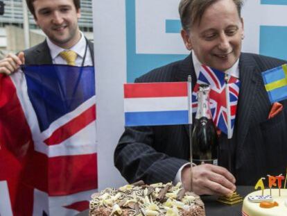 El eurodiputado del partido antieuropeo UKIP Ray Finch celebra la activaci&oacute;n oficial del art&iacute;culo 50 del Tratado de Lisboa.