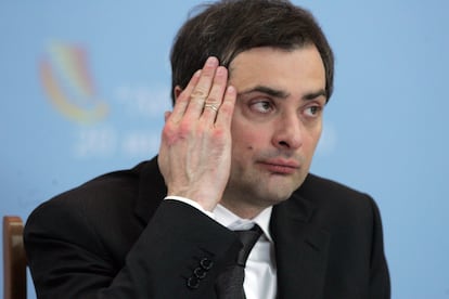 Vladislav Surkov, en una reunión con otros cargos políticos en Lipetsk (Rusia), en 2010.