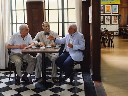 Alberto “Tito” Mansur y Jorge Carlos Berbere Delgado se conocieron en 1985 en las audiencias del Juicio a la Junta Militar. Mansur era el secretario de asuntos legales de la Comisión sobre la Desaparición de personas (Conadep). A casi 40 años, una vez por mes, se juntan a charlar y discutir sobre política en “Un café con Perón”. 