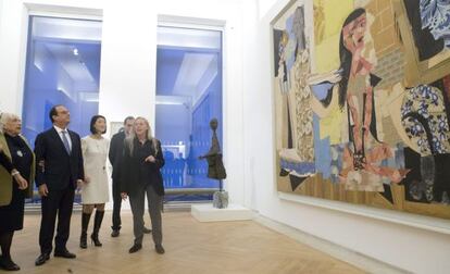 Maya Picasso, junto al presidente Francois Hollande, la ministra de Cultura Fleur Pellerin y la comisaria jefe del Museo Picasso Anne Baldassari durante la reapertura del citado museo.